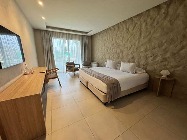 Las amplias habitaciones del complejo cuentan con terrazas individuales orientadas hacia los jardines del hotel y la Cordillera de los Andes.