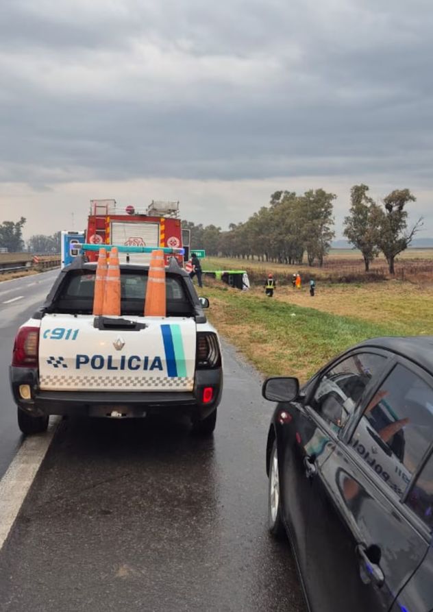 Volcó un colectivo y cayó desde un puente en la Ruta 7 hay pasajeros atrapados y varios heridos