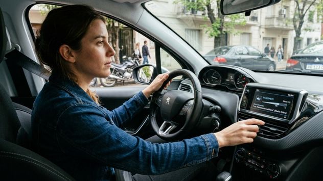 Por qué bajamos el volumen de la radio al estacionar: la explicación de la psicología detrás de este hábito.