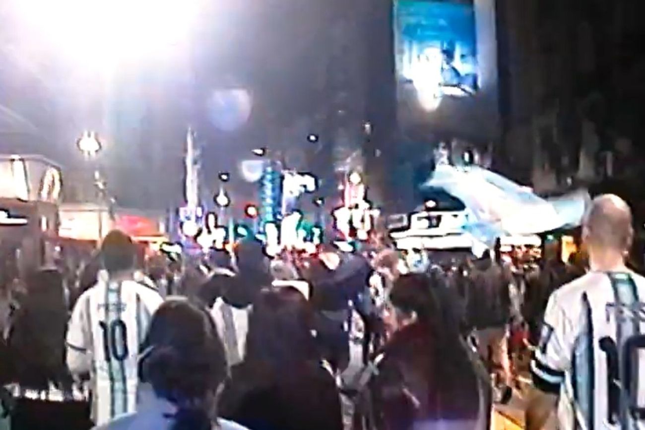 El video grabado en un cassette de 8mm de los festejos en el Obelisco que se volvió viral en redes sociales. 