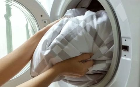 Cómo lavar un acolchado pesado en el lavarropas sin romperlo: el truco para hacerlo en casa.