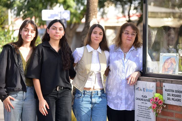 La Mamá de Catalina junto a Agustina, Aylén y Ángela, amigas de Catalina.