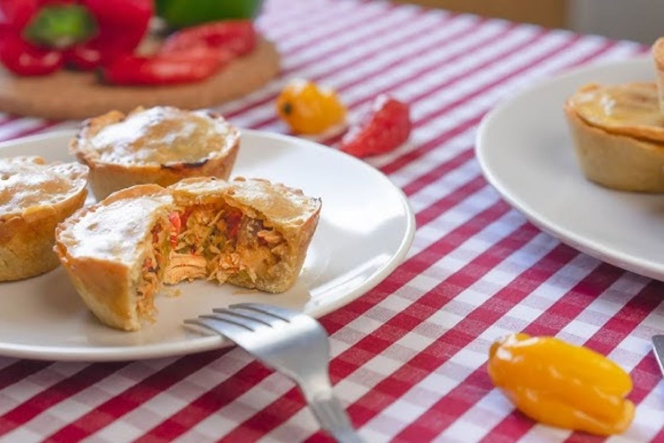 Cómo hacer polvorosa de pollo en casa: el clásico venezolano con masa crocante y relleno jugoso.