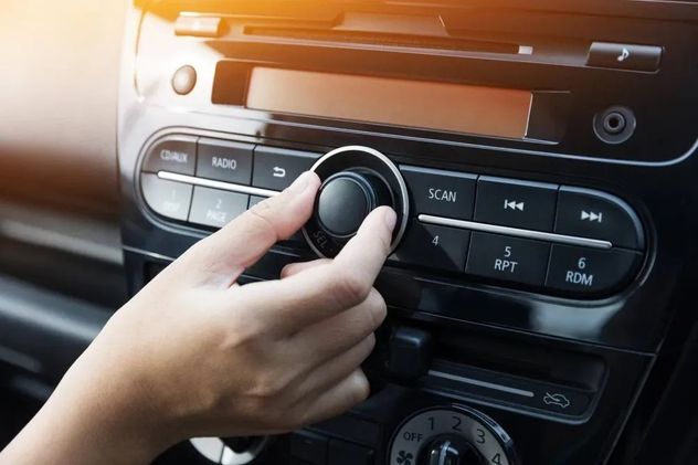 Por qué bajamos el volumen de la radio al estacionar: la explicación de la psicología detrás de este hábito.