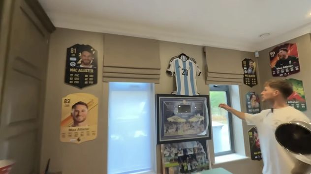 Así es la mansión de Alexis Mac Allister en Inglaterra: el museo de camisetas que sorprende a todos.