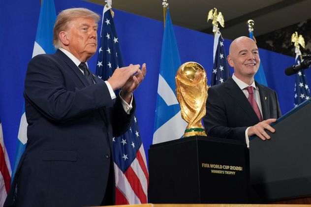 El presidente Donald Trump y el presidente de la Fifa, Gianni Infantino, hablan durante una recepción en la Torre Trump de Nueva York, el viernes 17 de julio de 2026.