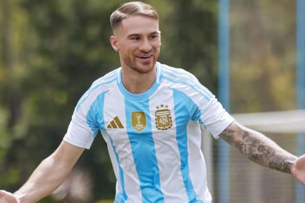 Así es la mansión de Alexis Mac Allister en Inglaterra: el museo de camisetas que sorprende a todos.