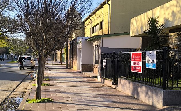 Casas con carteles "en venta" en Río Tercero.