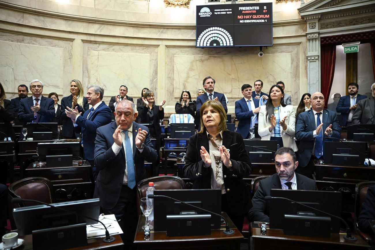 Los senadores Patricia Bullrich y Luis Juez en la última sesión de la Cámara alta antes del receso
