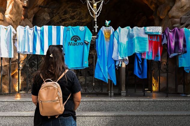 Decenas de hinchas llevan sus ofrendas a la Virgen de Alta Gracia antes de la final.