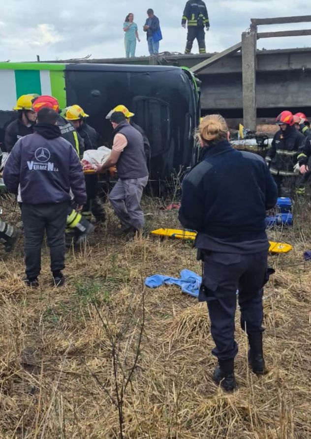 Volcó un colectivo y cayó desde un puente en la Ruta 7 hay pasajeros atrapados y varios heridos