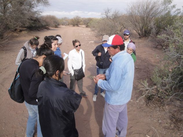 Don Oscar con sus alumnos. La mejor clase siempre fue escuchar primero a quienes viven del monte.