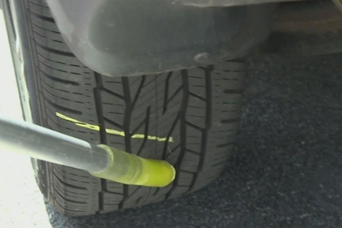 Qué significa encontrar marcas de tiza en las ruedas del auto y cuándo deberías preocuparte.