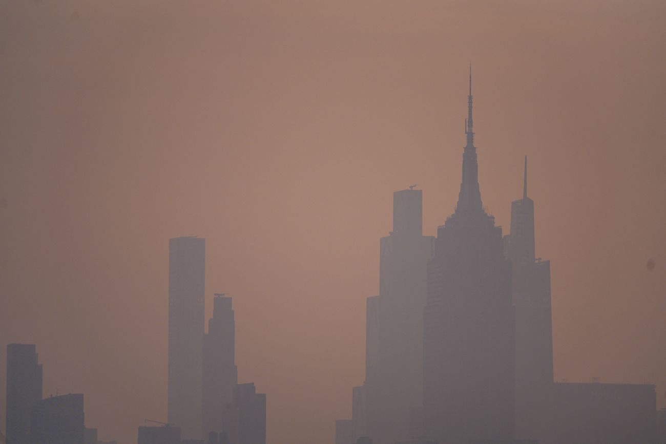 El horizonte de la ciudad de Nueva York se ve a través de una capa de humo de incendios forestales, en Jersey City, Nueva Jersey.