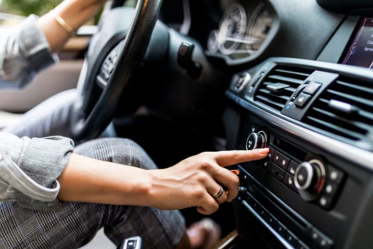 Por qué bajamos el volumen de la radio al estacionar: la explicación de la psicología detrás de este hábito.