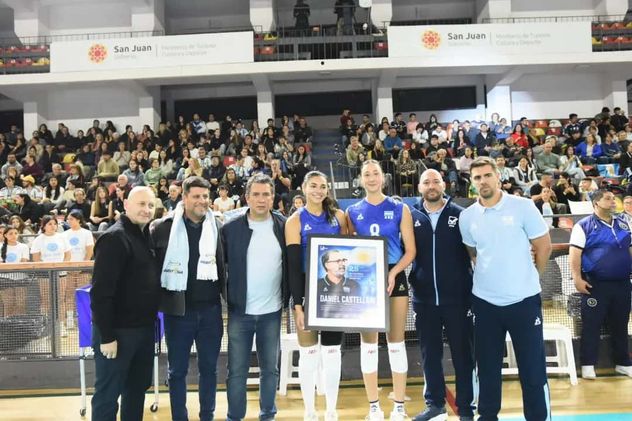 La selección Argentina femenina de vóley homenajeó a Daniel Castellani en la previa del partido.