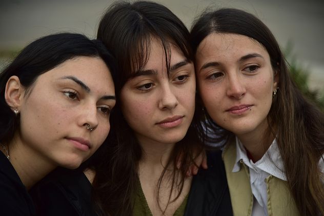 Aylén, Agustina y Ángela, amigas de Catalina Gutiérrez, a dos años del femicidio.