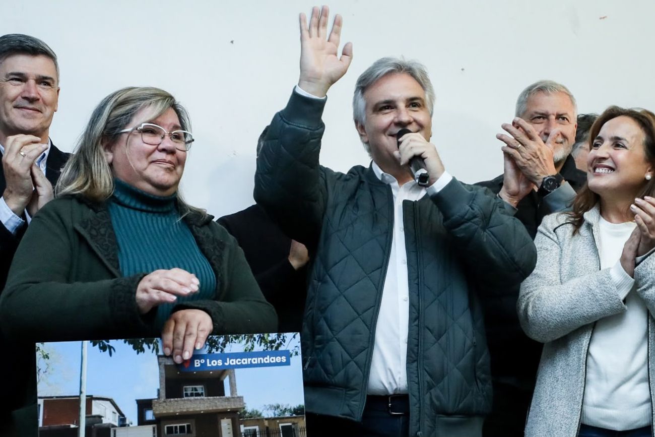 El gobernador Llaryora, junto a la vicegobernadora Myrian Prunotto y el intendente Daniel Passerini, ayer en un acto en la Capital, en el barrio Ampliación Lamadrid. (Prensa Gobierno de Córdoba)