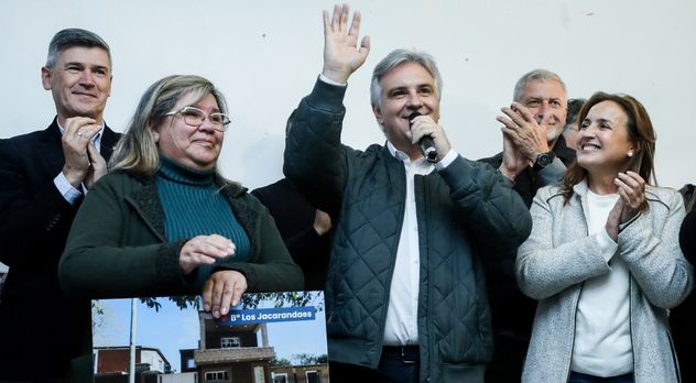 El gobernador Llaryora, junto a la vicegobernadora Myrian Prunotto y el intendente Daniel Passerini, en un acto en la Capital, en barrio Ampliación Lamadrid. (Prensa Gobierno de Córdoba) 