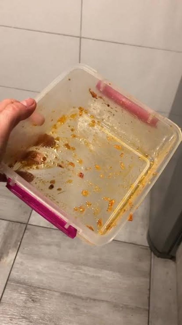 Adiós a las manchas y el mal olor en los tuppers: el truco con vinagre blanco que los deja como nuevos.