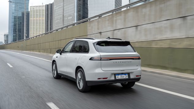 A diferencia de un híbrido tradicional, las ruedas son impulsadas por el motor eléctrico, mientras que el propulsor naftero cumple principalmente la función de generar energía.