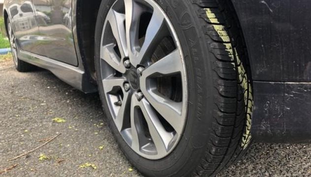 Qué significa encontrar marcas de tiza en las ruedas del auto y cuándo deberías preocuparte.