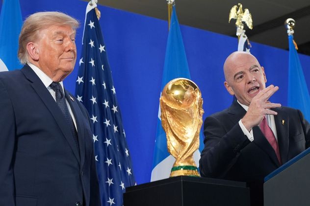 El presidente Donald Trump y el presidente de la Fifa, Gianni Infantino, hablan durante una recepción en la Torre Trump de Nueva York, el viernes 17 de julio de 2026.
