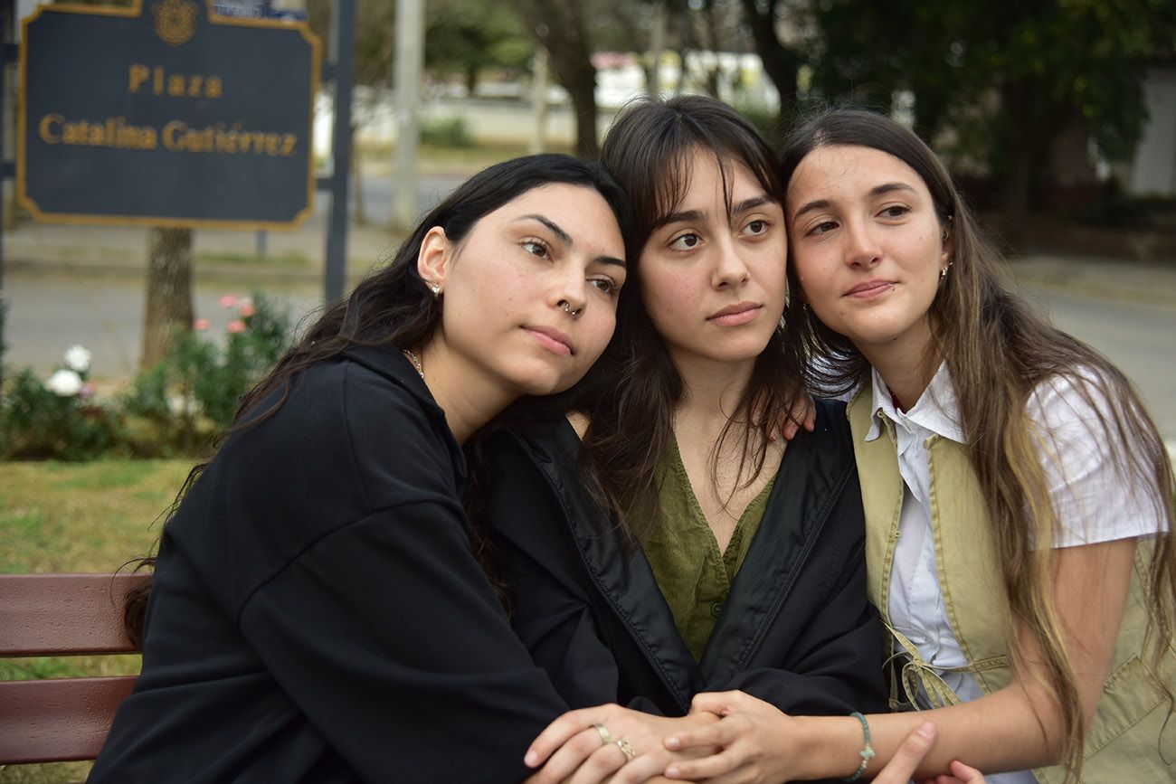 Aylén, Agustina y Ángela, amigas de Catalina Gutiérrez, a dos años del femicidio.