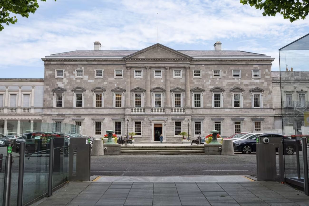 El Dáil Éireann, la cámara baja del Parlamento irlandés en Dublín, donde se aprobó la "Ley de Jennie" el miércoles 15 de julio de 2026.