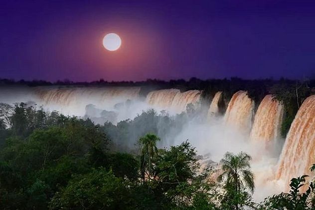 Eclipse y paseo nocturno por las cataratas del Iguazú.