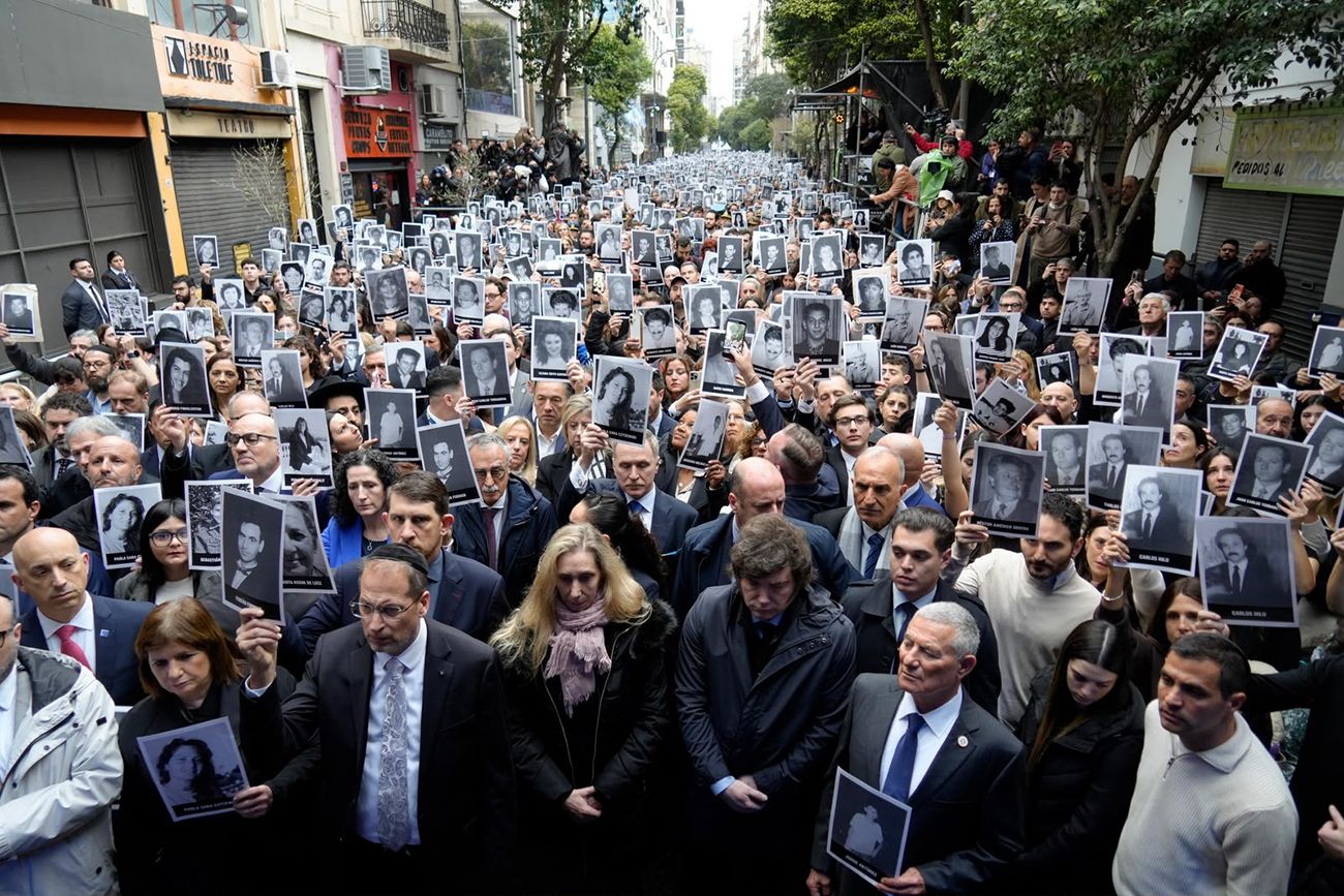El presidente Javier Milei, acompañado por la secretaria general de la Presidencia, Karina Milei, y miembros del Gabinete nacional, participó del acto central en conmemoración del 32° aniversario del atentado contra la Asociación Mutual Israelita Argentina (AMIA).