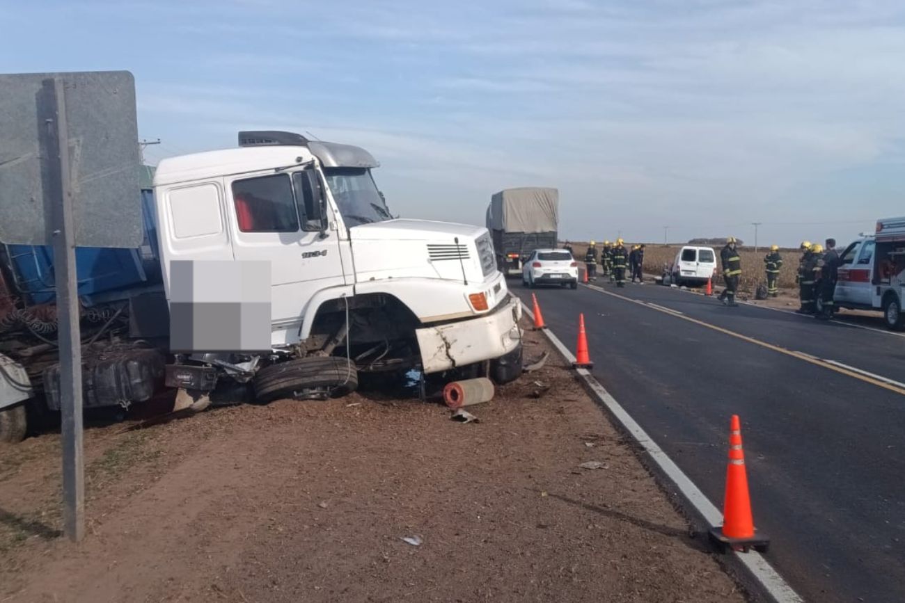 Tragedia en La Carlota: dos personas murieron tras un choque con un camión en la ruta provincial 4. (Policía de Córdoba)