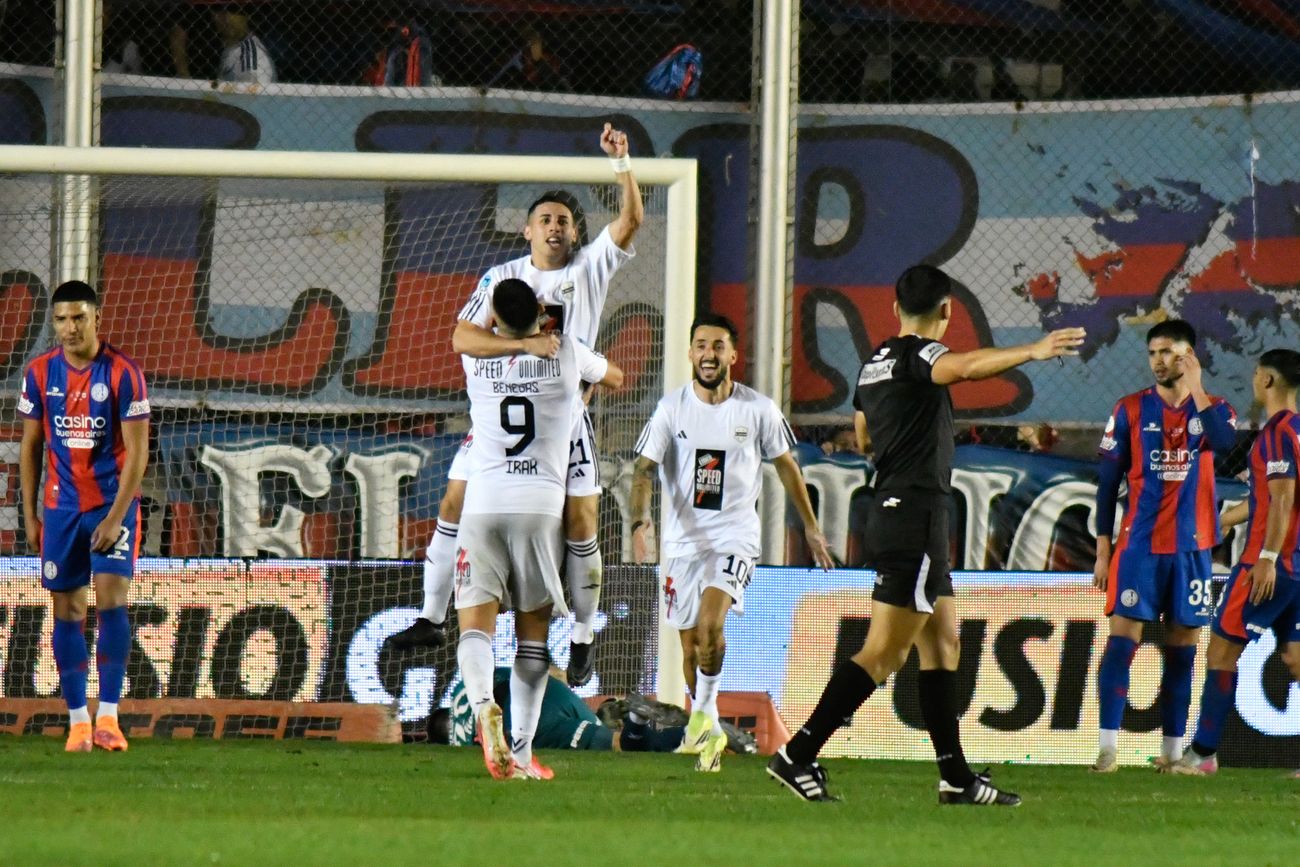 Riestra le ganó por penales a San Lorenzo y sigue con vida en la Copa Argentina.