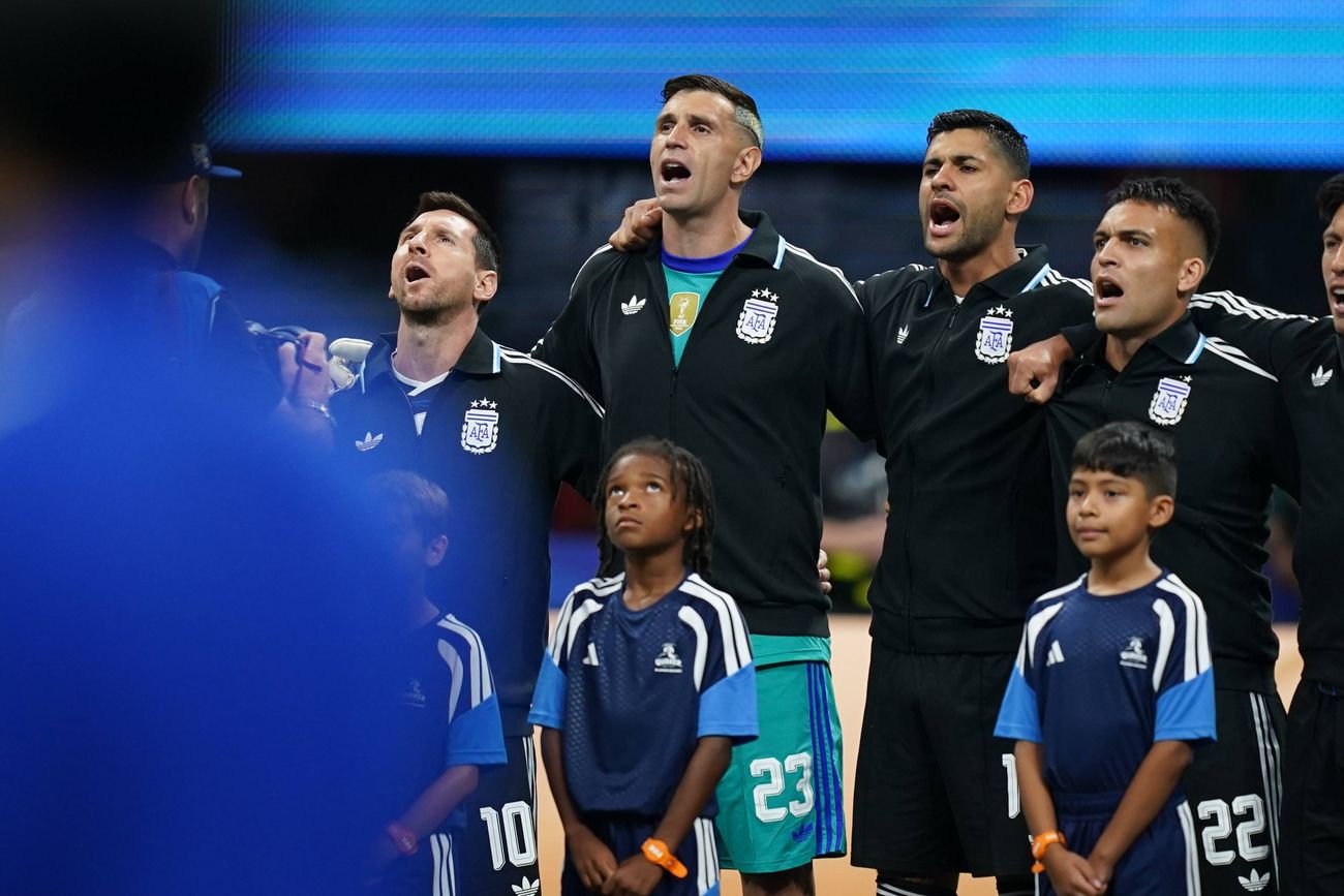 Los jugadores de la selección argentina cantando el himno ante Inglaterra.