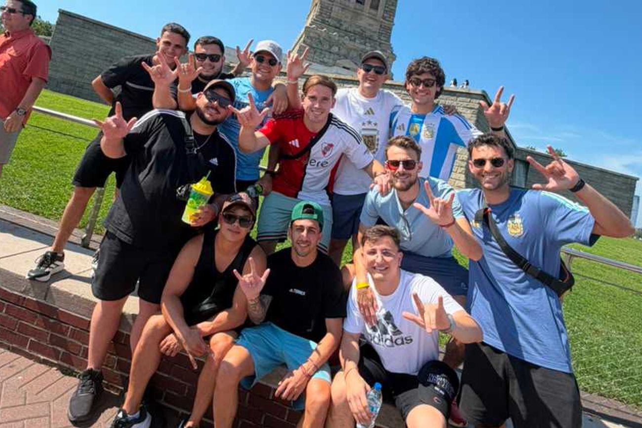 El "Spiderman cordobés" apareció en Nueva York y era el grupo de amigos de Julián Álvarez.
