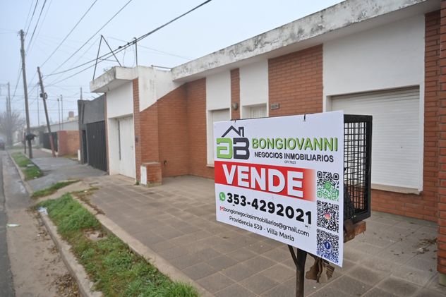 Casas en venta. En todas las ciudades hay más carteles que operaciones inmobiliarias.