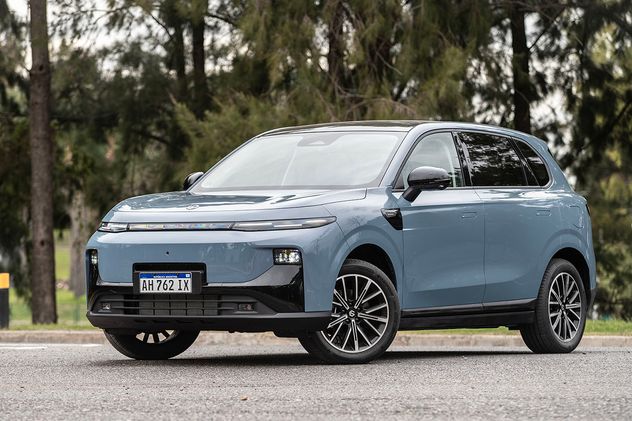 El Leapmotor B10 adopta un diseño exterior de líneas limpias, superficies fluidas y proporciones típicas de un SUV mediano.