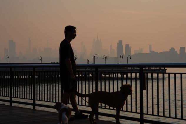 El horizonte de la ciudad de Nueva York se ve a través de una capa de humo de incendios forestales, en Jersey City, Nueva Jersey.