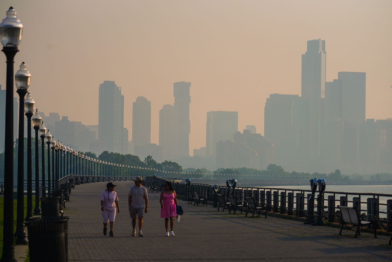 El horizonte de la ciudad de Nueva York se ve a través de una capa de humo de incendios forestales, en Jersey City, Nueva Jersey.