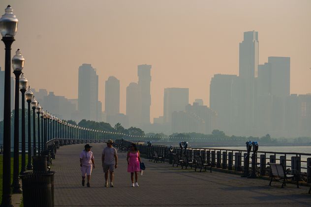 El horizonte de la ciudad de Nueva York se ve a través de una capa de humo de incendios forestales, en Jersey City, Nueva Jersey.