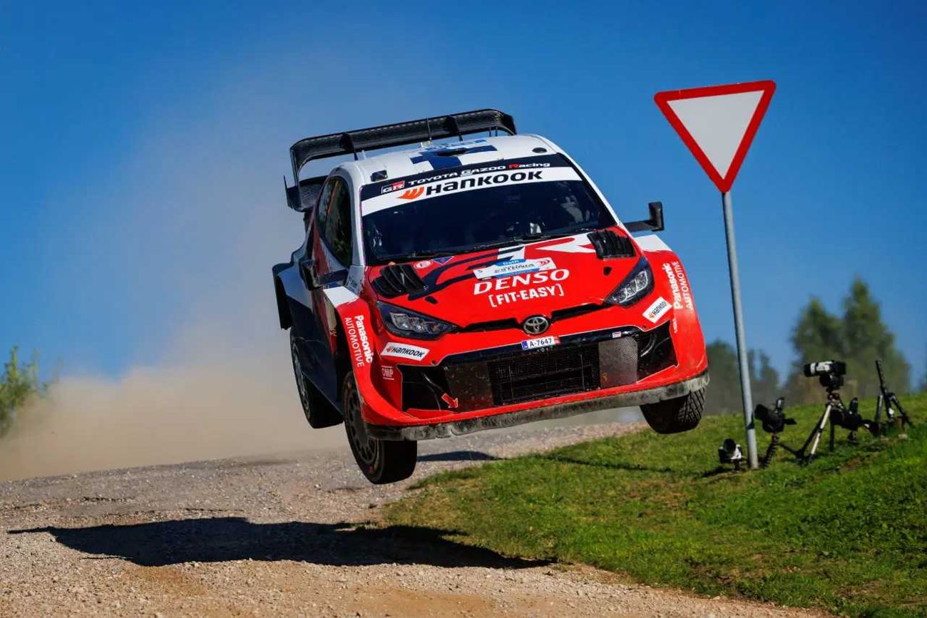 Aprovechando que largaba cuarto en el camino, Sami Pajarí (Toyota) ganó todos los tramos corridos hoy en Estonia y es líder de la general.