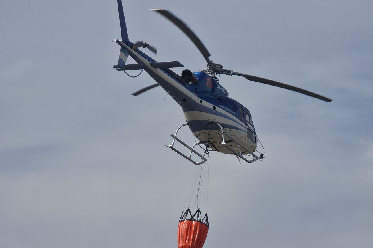 Ante el riesgo extremo de incendios, Córdoba reforzó la vigilancia aérea con helicóptero y aviones hidrantes. 