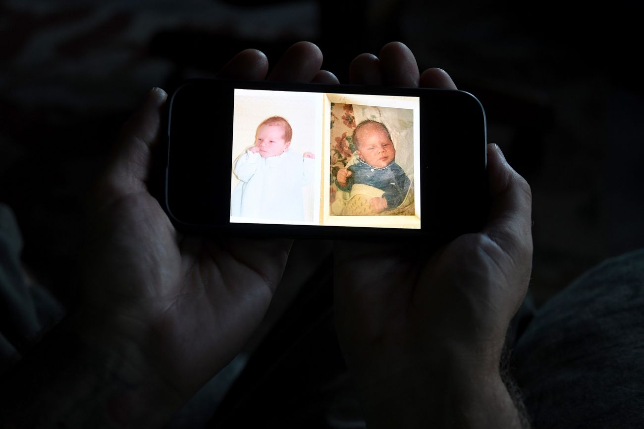Jeremy Morrison mostró una foto de cuando él era bebé (izquierda) y del otro nene que, según él, fue intercambiado al nacer. (AP/Thomas Peipert)