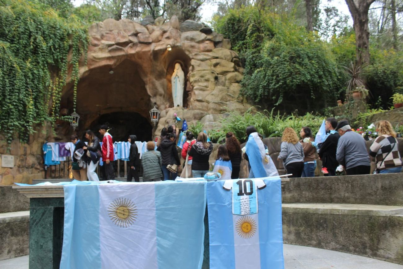 Miles de fieles llegan a Alta Gracia para agradecer y pedir por un buen desempeño del equipo argentino.
