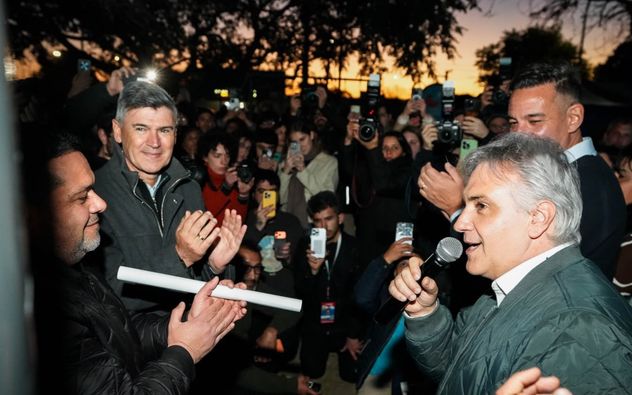 El gobernador Martín Llaryora, junto al intendente Daniel Passerini, el viernes pasado, en un acto en barrio Industrial, de la ciudad de Córdoba. El mandatario tiene una agenda muy cargada de visitas al interior y en la Capital. (Prensa Gobierno de Córdoba)
