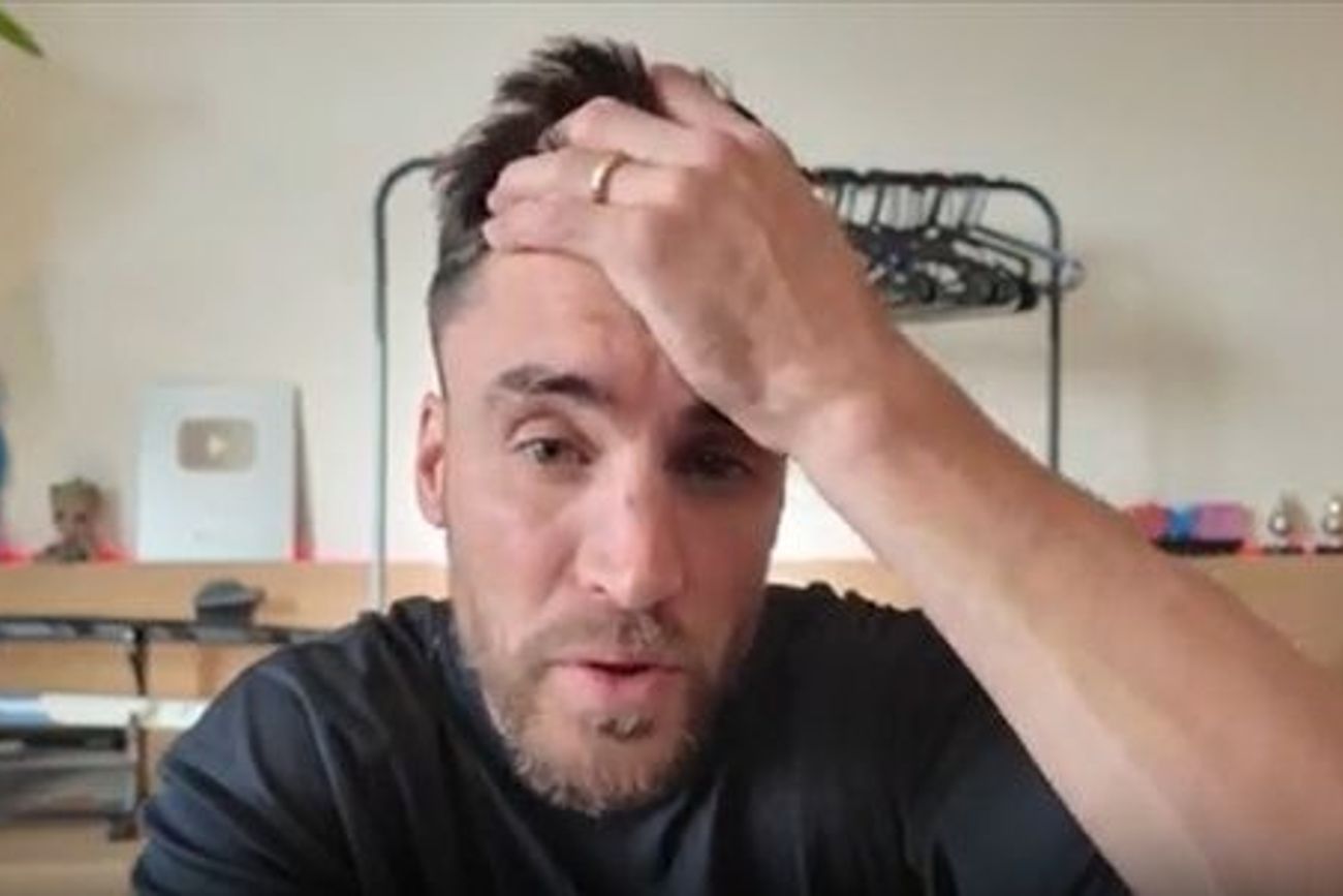 Nicolás Tagliafico mostró su habitación en Lyon: katanas, camisetas de la Selección y un increíble set de streaming.