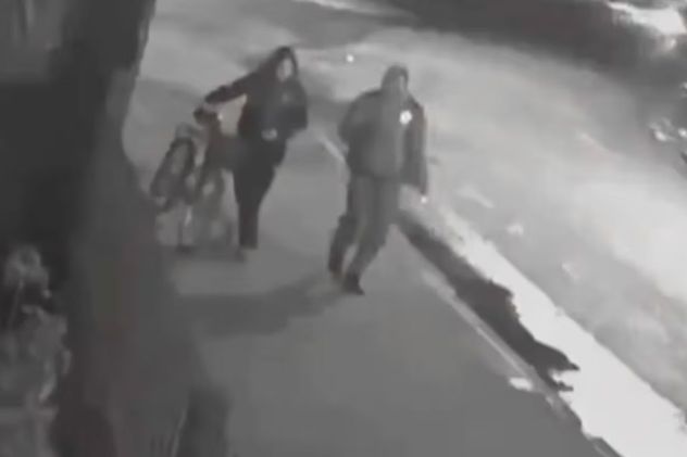 Alrededor de las 6 de la mañana del lunes, Karina caminaba junto a un hombre mientras llevaba una bicicleta por la zona de las calles Finlandia y Austria, en José C. Paz.