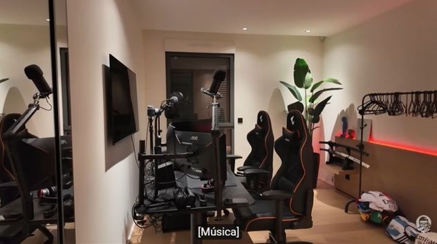 Nicolás Tagliafico mostró su habitación en Lyon: katanas, camisetas de la Selección y un increíble set de streaming.