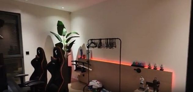 Nicolás Tagliafico mostró su habitación en Lyon: katanas, camisetas de la Selección y un increíble set de streaming.
