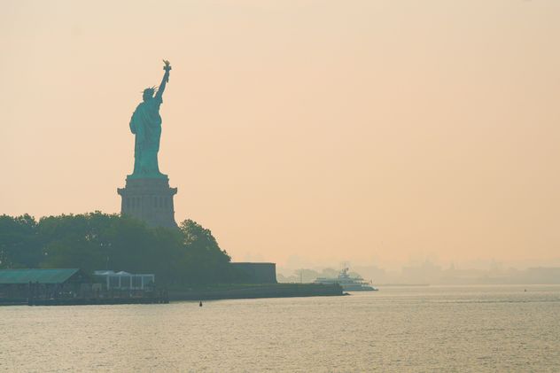 El horizonte de Jersey City se ve a través de una capa de humo de incendios forestales, en Jersey City, Nueva Jersey, el viernes 17 de julio de 2026.